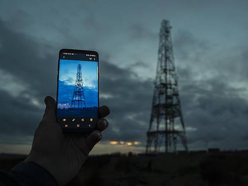 5G Funkturm mit Smartphone aufgenommen. Foto: Danny Lawson/PA Wire/dpa