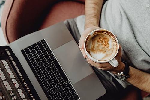 Notebook und Kaffeetasse