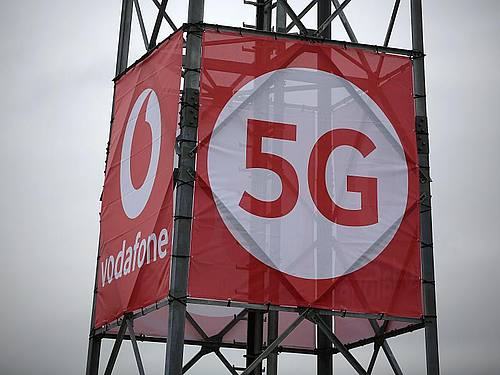 Mit Eigenwerbung: 5G-Antenne auf einem Testgelände. ((Foto: Oliver Berg))