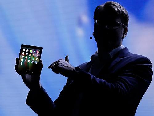 Das biegsame Display sei „die Basis für das Smartphone für Morgen”, schwärmt Samsung-Manager Justin Denison. ((Foto: Eric Risberg/AP))