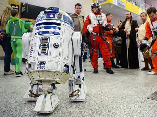 Bei Künstlicher Intelligenz denken die meisten Menschen noch immer an Film-Charakter wie den Knuddel-Roboter R2-D2 aus der Serie «Star Wars» oder die Killermaschine Terminator. Foto: Kirsty O'connor/PA Wire