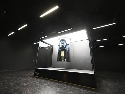 Ein IBM-Quantencomputer der Serie «Q System One» steht bei der Elektronikmesse CES 2020. Foto: IBM/dpa