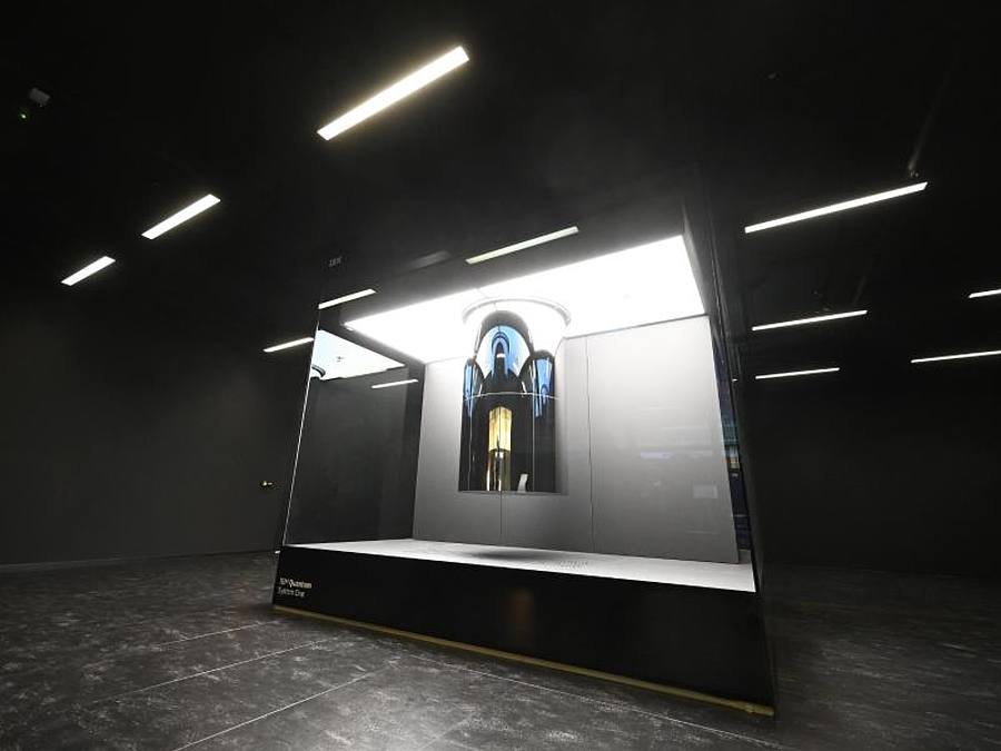 Ein IBM-Quantencomputer der Serie «Q System One» steht bei der Elektronikmesse CES 2020. Foto: IBM/dpa