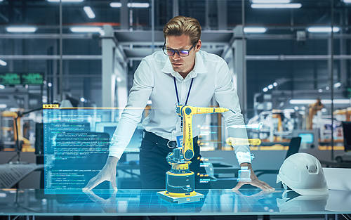 Mann in smarter Fabrik