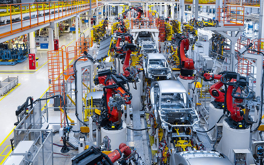 Eine Fertigungshalle in der Automobilindustrie