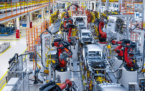 Eine Fertigungshalle in der Automobilindustrie