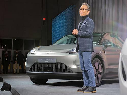 Sony-CEO Kenichiro Yoshida vor Elektroauto „Vision-S02“ ((Bildquelle: Andrej Sokolow/dpa))