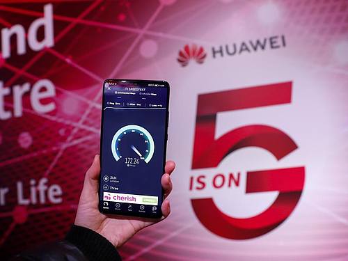 Ein Mitarbeiter testet mit einem Huawei 5G-Handy im Huawei 5G Innovation and Experience Center die Geschwindigkeit. Foto: Han Yan/XinHua/dpa