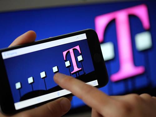 Mit anonymisierten Bewegungsdaten der Telekom wollen Wissenschaftler am Robert Koch-Institut besser beurteilen, warum die Infektionszahlen ansteigen oder heruntergehen. Foto: Oliver Berg/dpa