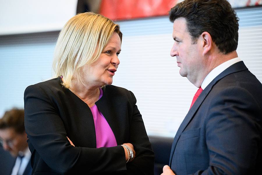Innenministerin Nancy Faeser (l.) und Arbeitsminister Hubertus Heil