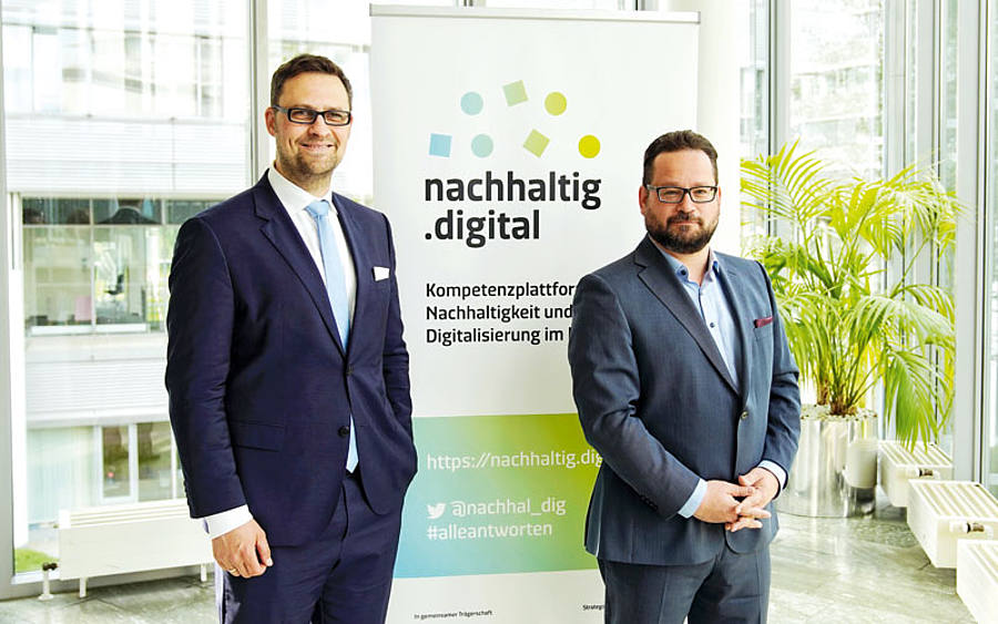 Carl Ernst Müller, Projektleiter beim Baum (li.), und DBU-Generalsekretär Alexander Bonde