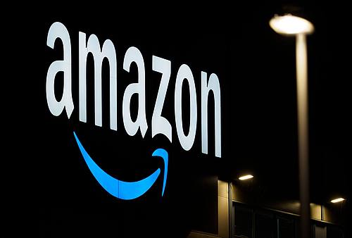 Das Logo von Amazon an einem Logistikzentrum