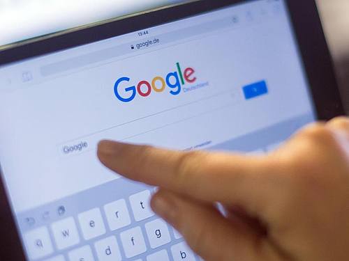 Der Google-Schriftzug und die Google-Suche auf zu sehen auf einem iPad Mini. Foto: Lukas Schulze/dpa