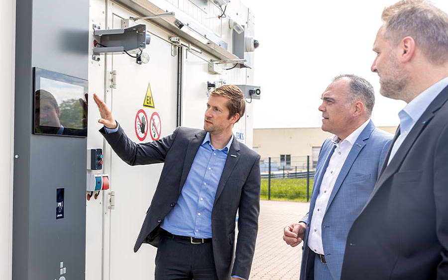 Als erster Schritt zu einem digitalen Assistenzsystem bei der Gefahrstofflagerung ist ein Prototyp eines intelligenten, sensor-basierten Gefahrstofflagers entstanden.