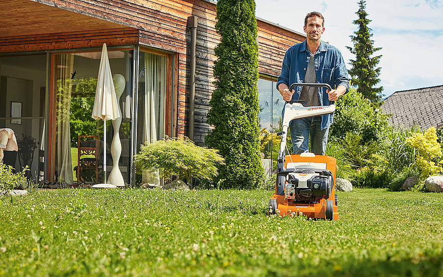 Mann mit Stihl-Raenmäher
