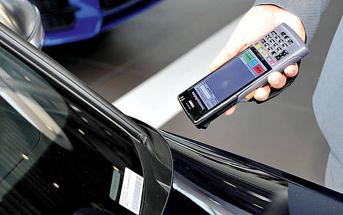 Handhelds erfasst die Identcode am Auto