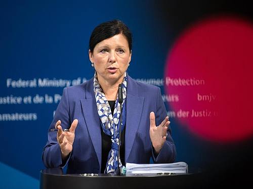 EU-Verbraucherschutzkommissarin Vera Jourova: «Wir wollen, dass Facebook absolut transparent ist, wie ihre Dienste funktionieren und wie sie Geld verdienen.» Foto: Bernd von Jutrczenka