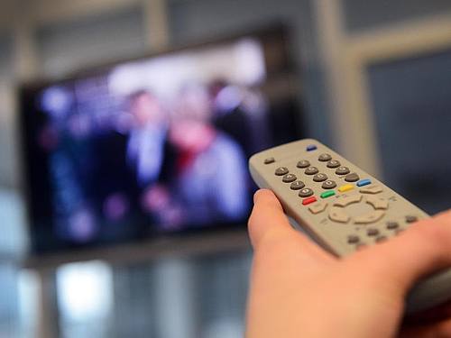 Der Fernseher bleibt bei der Bewegtbildnutzung weiterhin das wichtigste Gerät, auch wenn junge Leute zunehmend dafür ein Smartphone bevorzugen. Foto: Caroline Seidel/dpa
