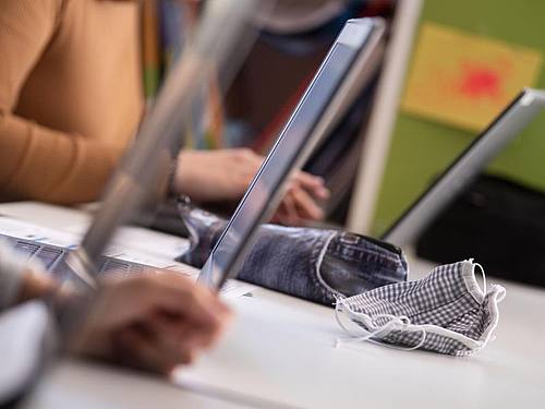 Bei der digitalen Ausstattung von Schulen und Schülern und der entsprechenden Ausbildung von Lehrern liegt Deutschland einer Studie zufolge im internationalen Vergleich weit hinten. Foto: Marijan Murat/dpa