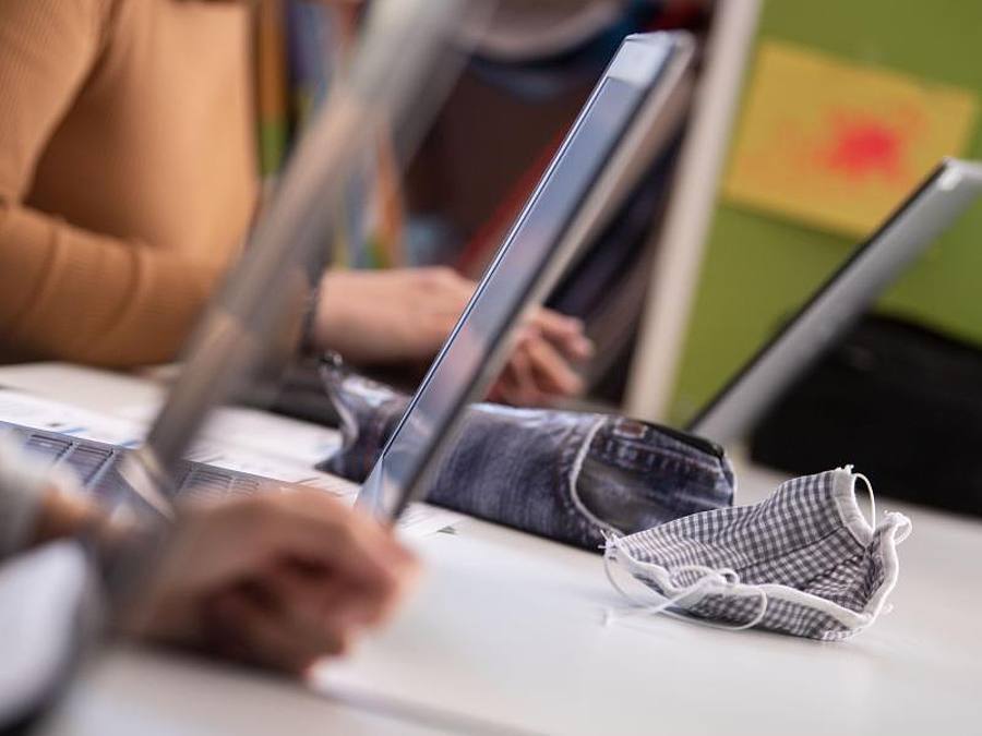 Bei der digitalen Ausstattung von Schulen und Schülern und der entsprechenden Ausbildung von Lehrern liegt Deutschland einer Studie zufolge im internationalen Vergleich weit hinten. Foto: Marijan Murat/dpa