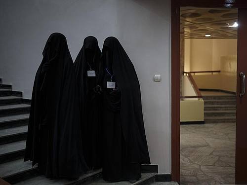 Drei in schwarzen Burkas gehüllte Frauen stehen vor einem Hörsaal der Universität in Kabul. (Archivbild). Foto: Felipe Dana/AP/dpa