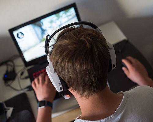 Ein junger Mann spielt ein Online-Computerspiel.