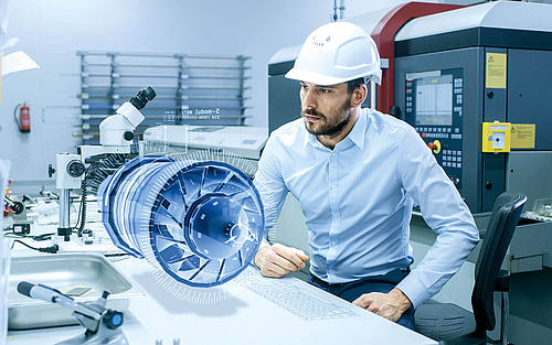 Konstrukteur an einem AR-Modell