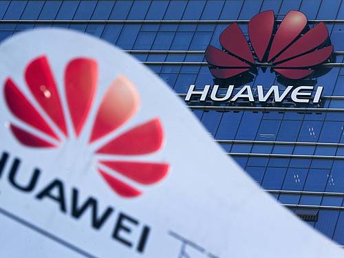 Das Huawei-Logo an einer Gebäudefassade