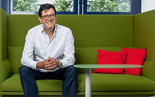 Martin Hager auf einer grünen Couch