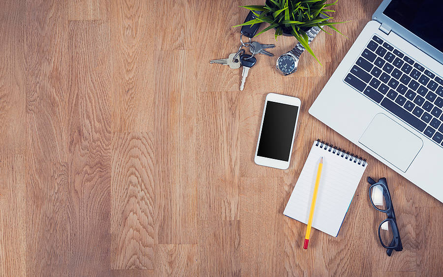 Schreibtisch mit Laptop und Smartphone