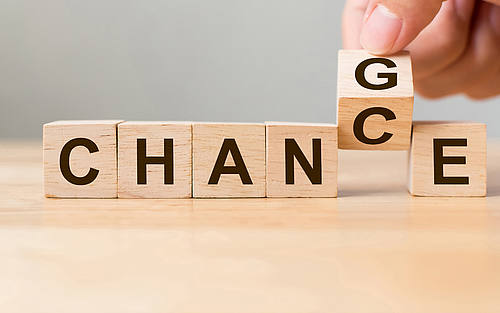 Holzwürfel die das Wort „Change” ergeben