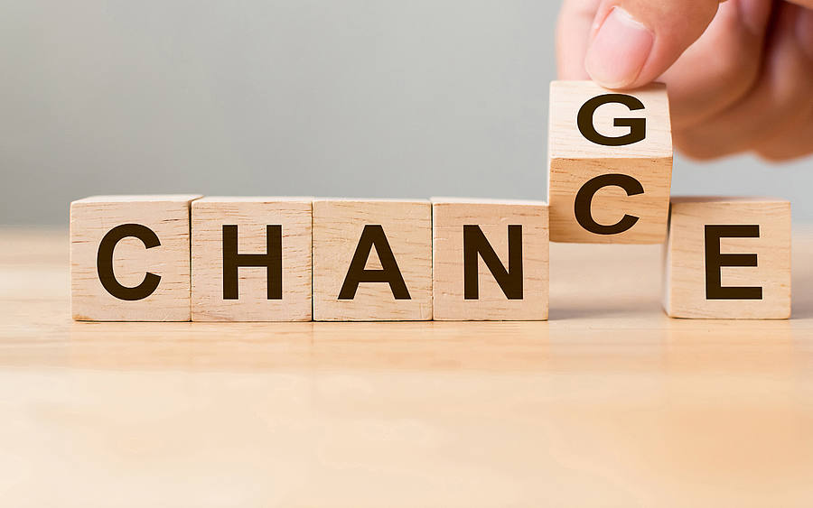 Holzwürfel die das Wort „Change” ergeben