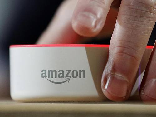 Der Lautsprecher Amazon Echo mit dem Alexa Voice Service steht auf einem Tisch. Foto: Elaine Thompson/AP