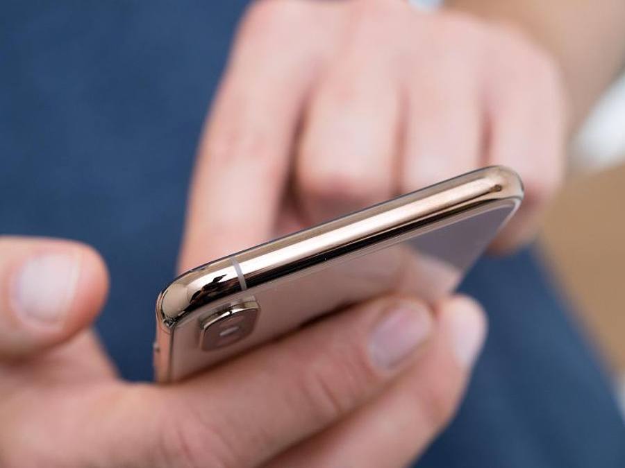Smartphone bei der Bedienung