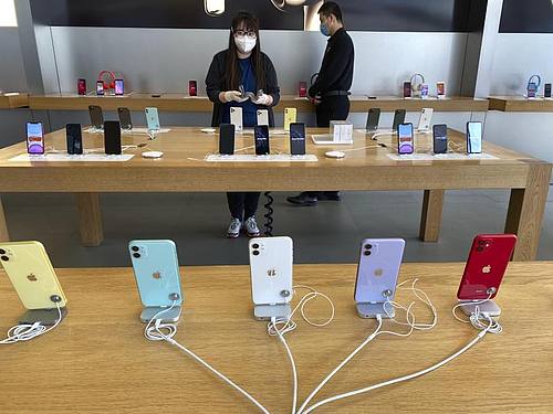 Mitarbeiter mit Mundschutz arbeitet in einem Apple Store in Peking. Foto: Ng Han Guan/AP/dpa