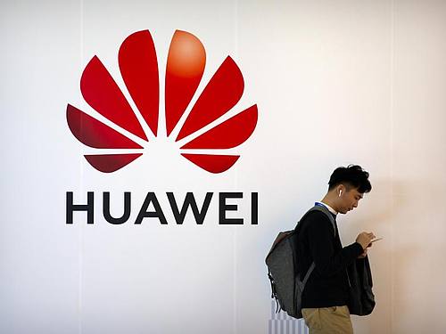 Chinas Telekomriese Huawei will sich den US-Sanktionen mit massiven Innovationen entgegenstemmen. Foto: Mark Schiefelbein/AP/dpa