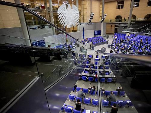 Der Bundestag hat ein Gesetz verabschiedet, das es den Sicherheitsbehörden schwerer macht, zur Strafverfolgung und Terrorabwehr sogenannte Bestandsdaten abzurufen. Foto: Christoph Soeder/dpa