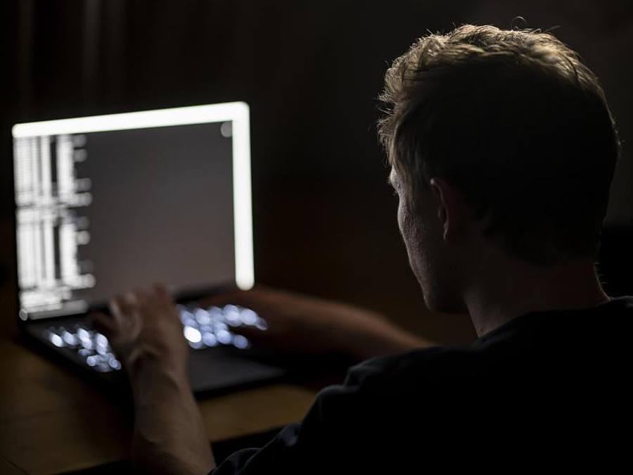 Ein Mann schreibt auf der Tastatur eines Laptops. Foto: Fabian Sommer/dpa