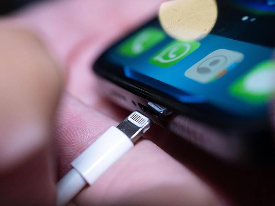Ein Lightning-Ladestecker wird in ein Apple iPhone gesteckt. Nach dem Willen der EU-Länder soll es schon bald einheitliche Ladegeräte für Handys und andere Elektrogeräte geben. Foto: Mohssen Assanimoghaddam/dpa
