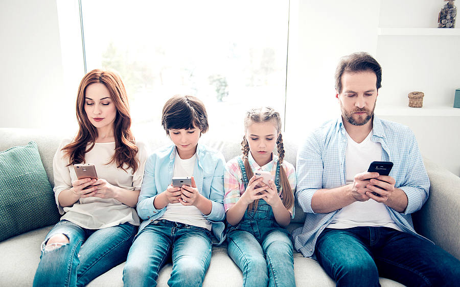 Familie mit Smartphones