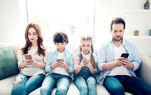 Familie mit Smartphones