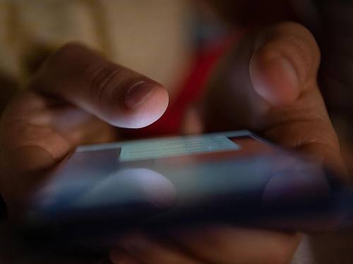 Im Internet finden sich häufig falsche oder irreführende Informationen zum Coronavirus. Foto: Sebastian Gollnow/dpa