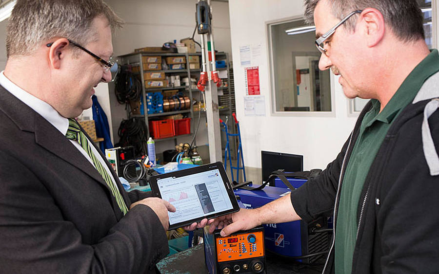Außendienstler mit Tablet