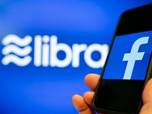 Die Logos von Facebook und der Digitalwährung Libra. Foto: Kay Nietfeld/dpa