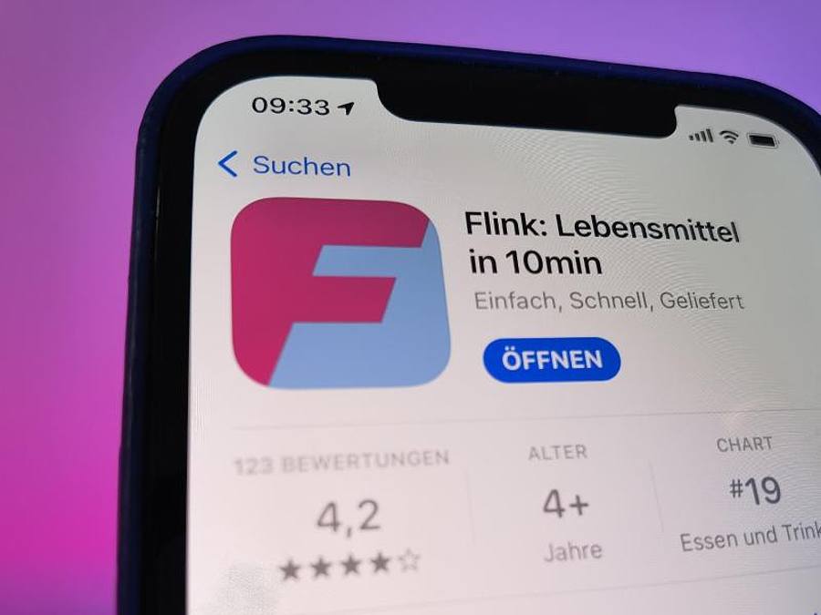 Die App des mobilen Supermarktes Flink ist im Apple App Store auf einem iPhone zu sehen. Foto: Christoph Dernbach/dpa