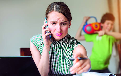 Frau mit Kind im Homeoffice