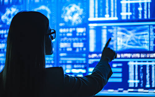 Frau vor digitaler Datenwand
