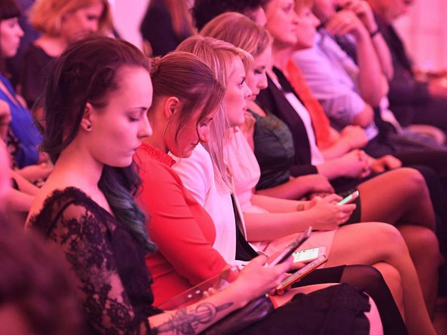 Die Mitglieder der Redaktion „Mädelsabende“ haben das Handy im Blick. ((Foto: Henning Kaiser))
