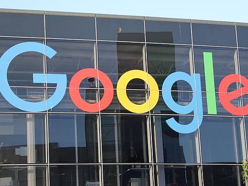 Das Logo von Google an der Fassade des Hauptsitzes des Mutterkonzerns Alphabet. Foto: Christoph Dernbach/Ilustration
