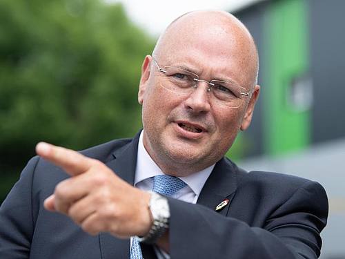 Arne Schönbohm, Präsident des Bundesamtes für Sicherheit in der Informationstechnik (BSI), steht vor einem Nebenstandort seiner Behörde in Freital. Foto: Sebastian Kahnert/dpa-Zentralbild/dpa